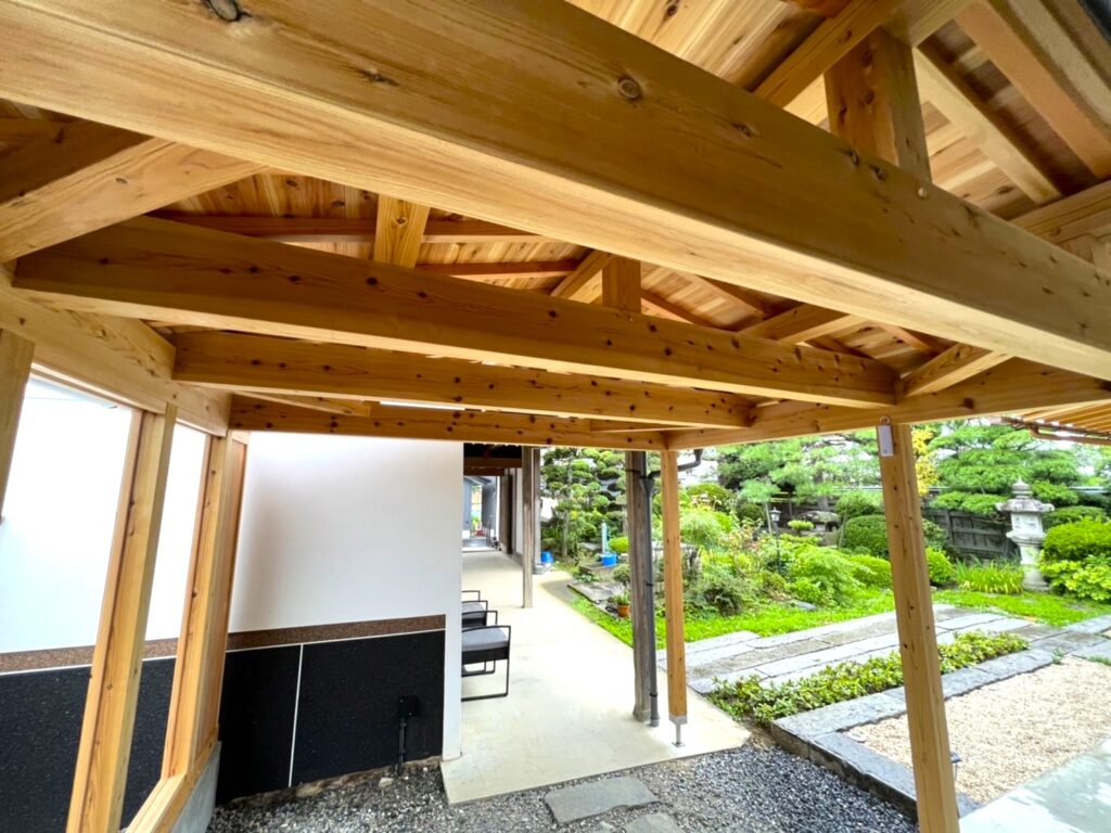 関工務店さん・大幸建設さん完成見学『木組みに金物を使わない伝統的な下屋』
