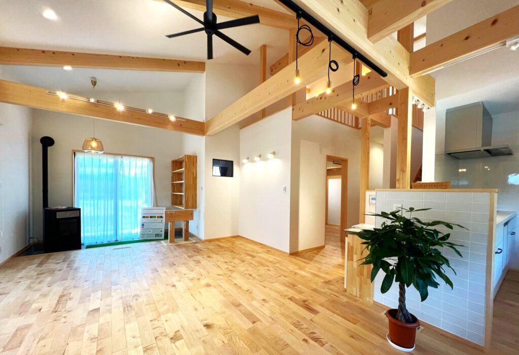 木族の家さん完成見学『高く広がる勾配天井でのびのび暮らす家』